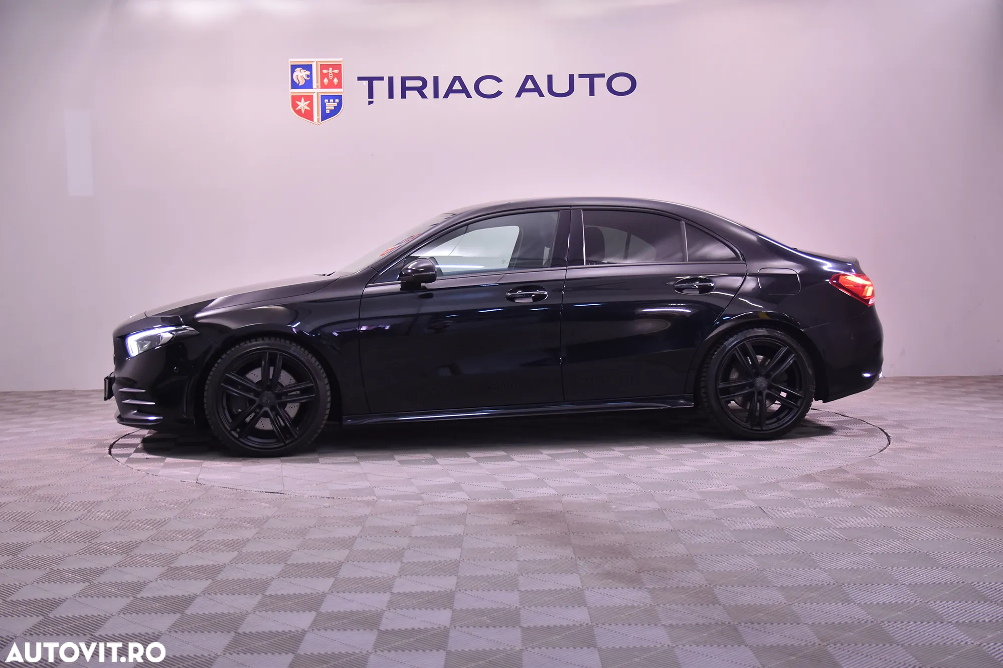 Mercedes-Benz A 250 4Matic 7G-DCT AMG Line - 2