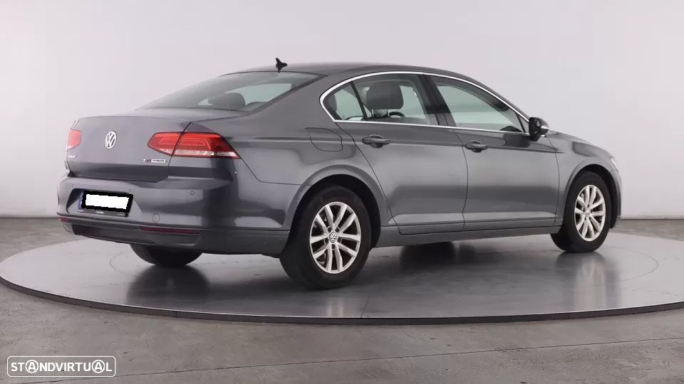 VW Passat 1.6 TDI Highline - 23