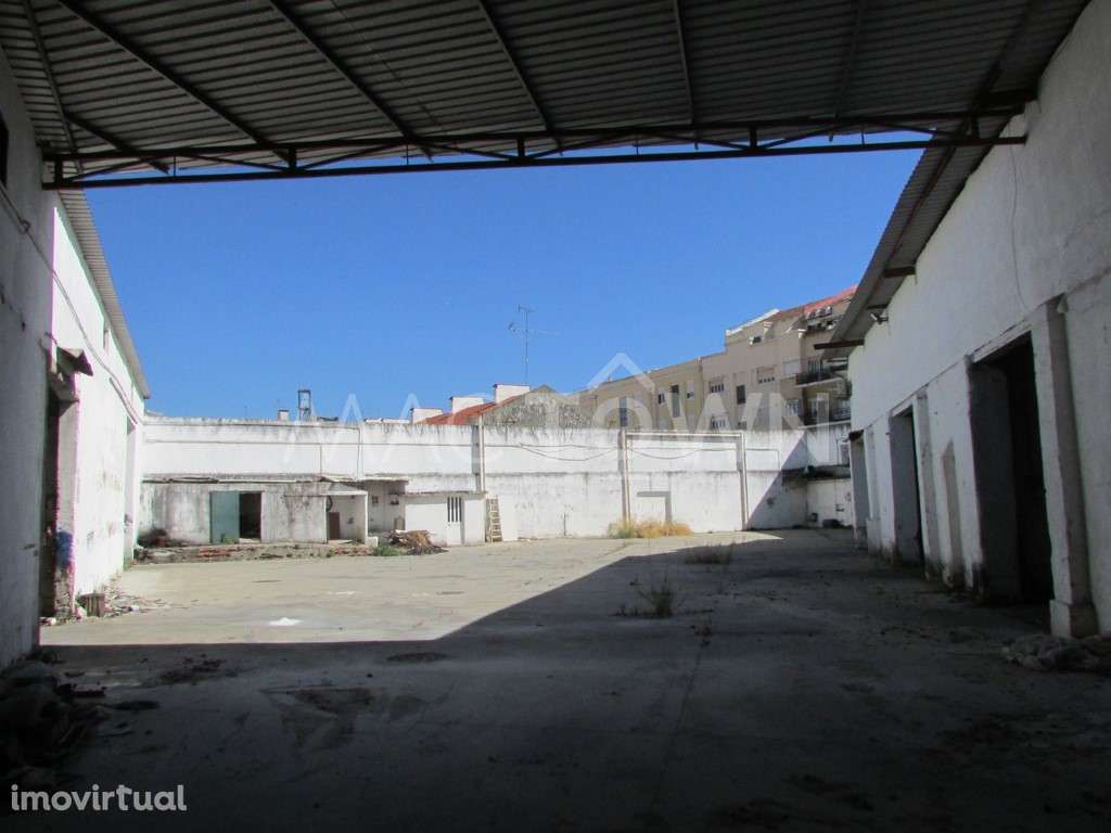 Amplo armazém junto ao Braço de Prata - Grande imagem: 3/6