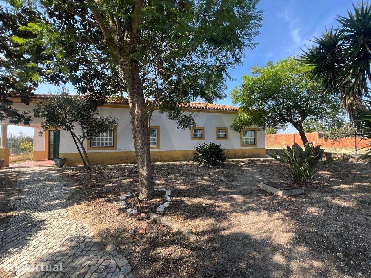 Moradia T4 com amplo terreno, piscina e excelente localização em Almei - Grande imagem: 3/41