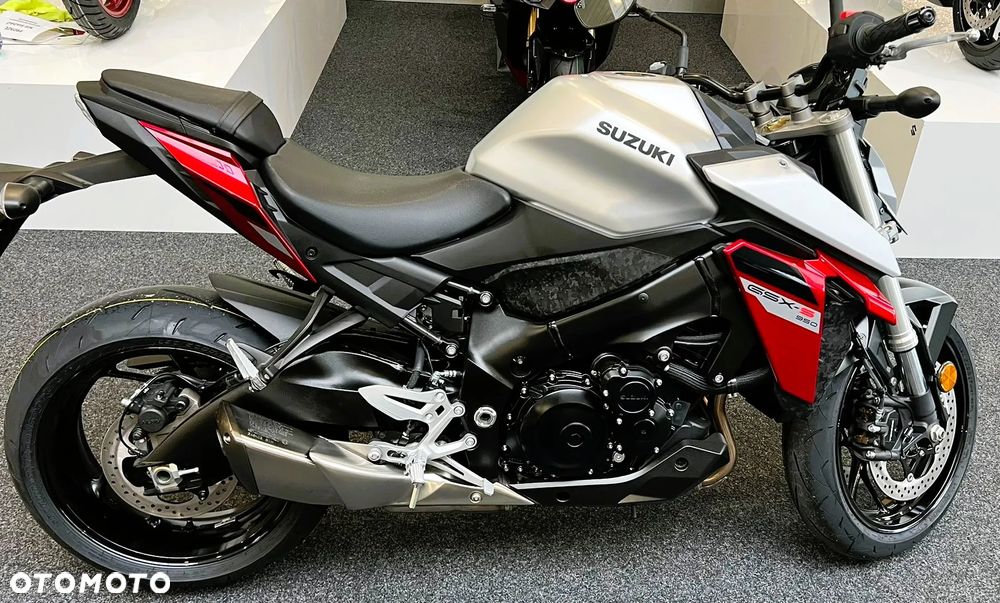 Suzuki GSX - 12