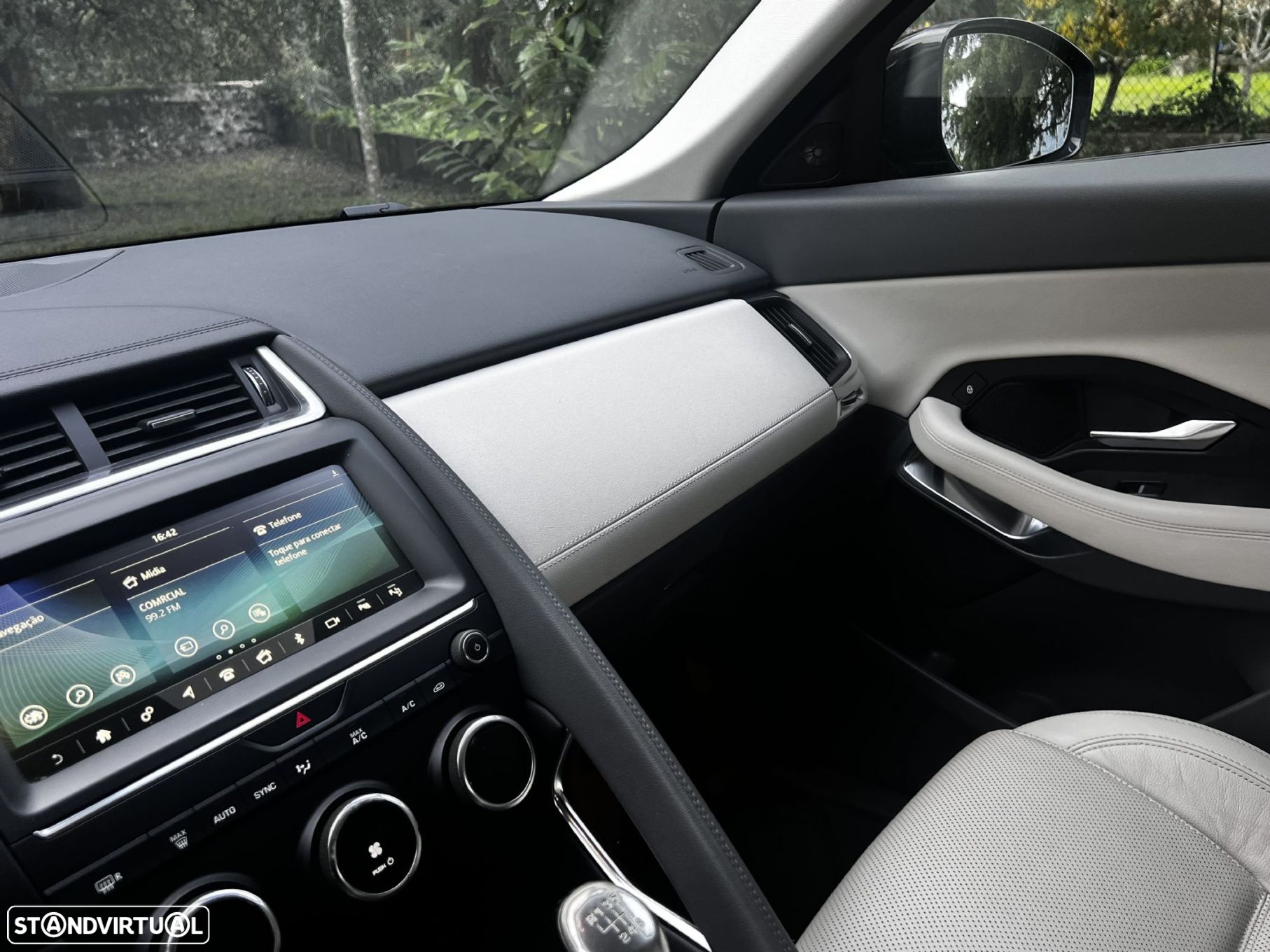 Jaguar E-Pace 2.0 i4D R-Dynamic S - 40