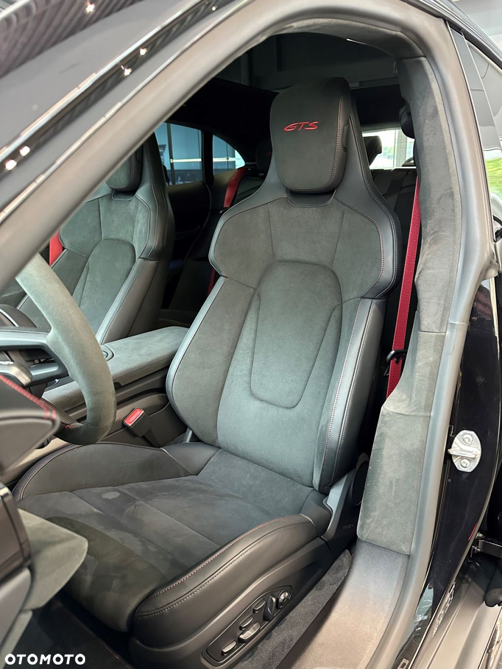 Porsche Taycan GTS Sport Turismo - 12