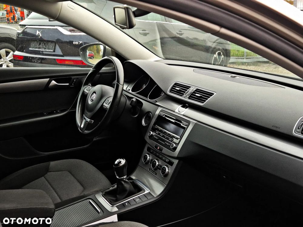Volkswagen Passat 2.0 Blue TDI SCR Comfortline - 15