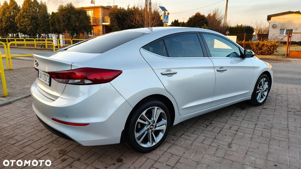 Hyundai Elantra 1.6 Comfort - 4