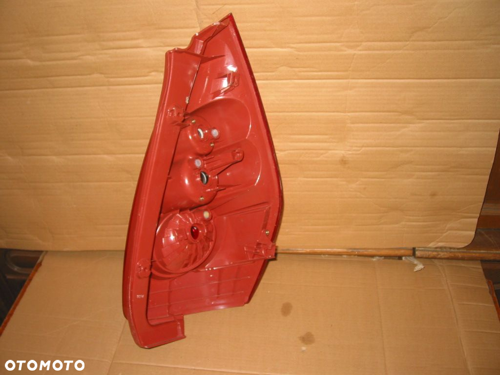 lampa tyl tylna mazda V 5 premacy 05-07r. - 2