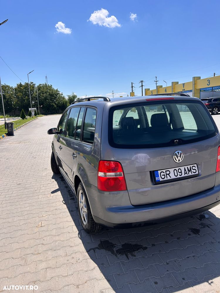 Volkswagen Touran 2.0 TDI Highline - 3