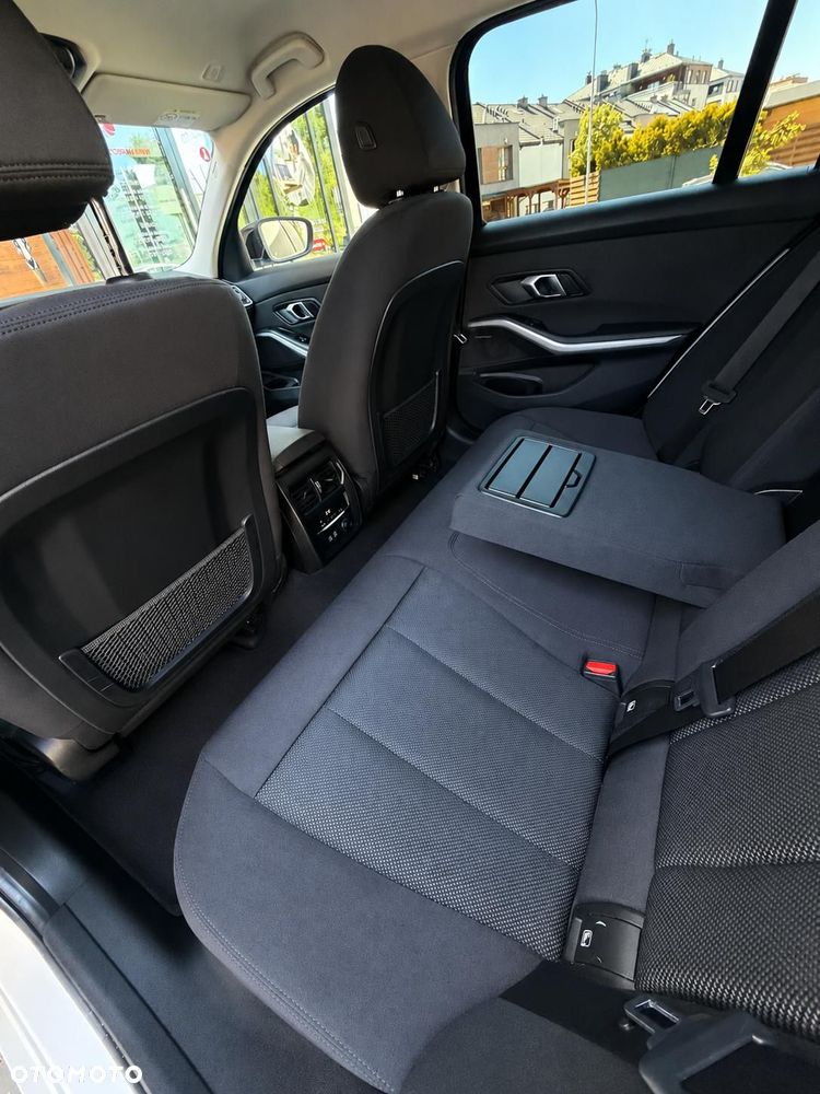 BMW Seria 3 318d M Sport Shadow - 29