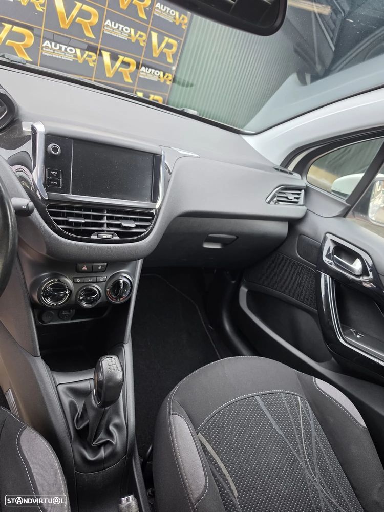 Peugeot 208 - 13