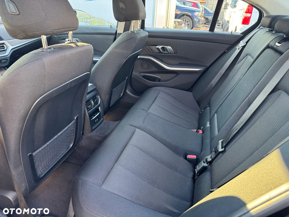 BMW Seria 3 318d mHEV - 11