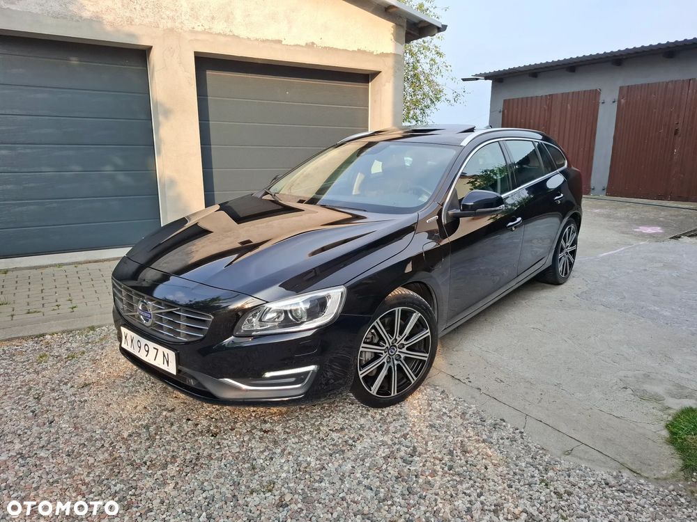 Volvo V60 D6 AWD Plug-in Hybrid R-Design Momentum - 5