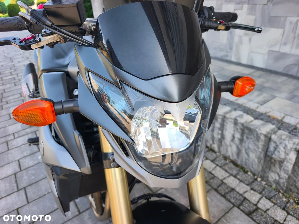 Suzuki GSR - 14