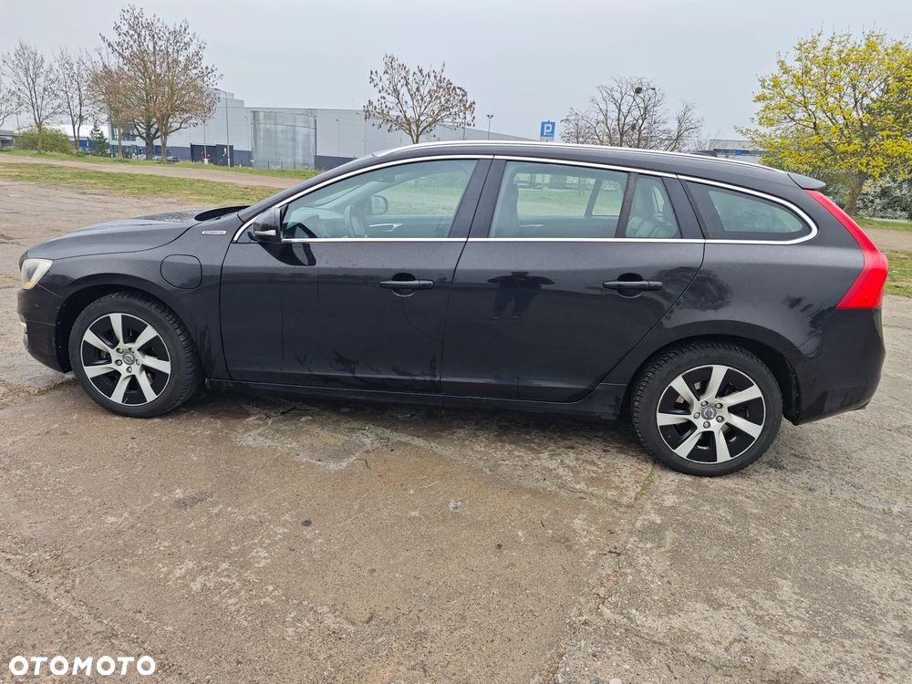 Volvo V60 D6 AWD Plug-in Hybrid R-Design Summum - 4