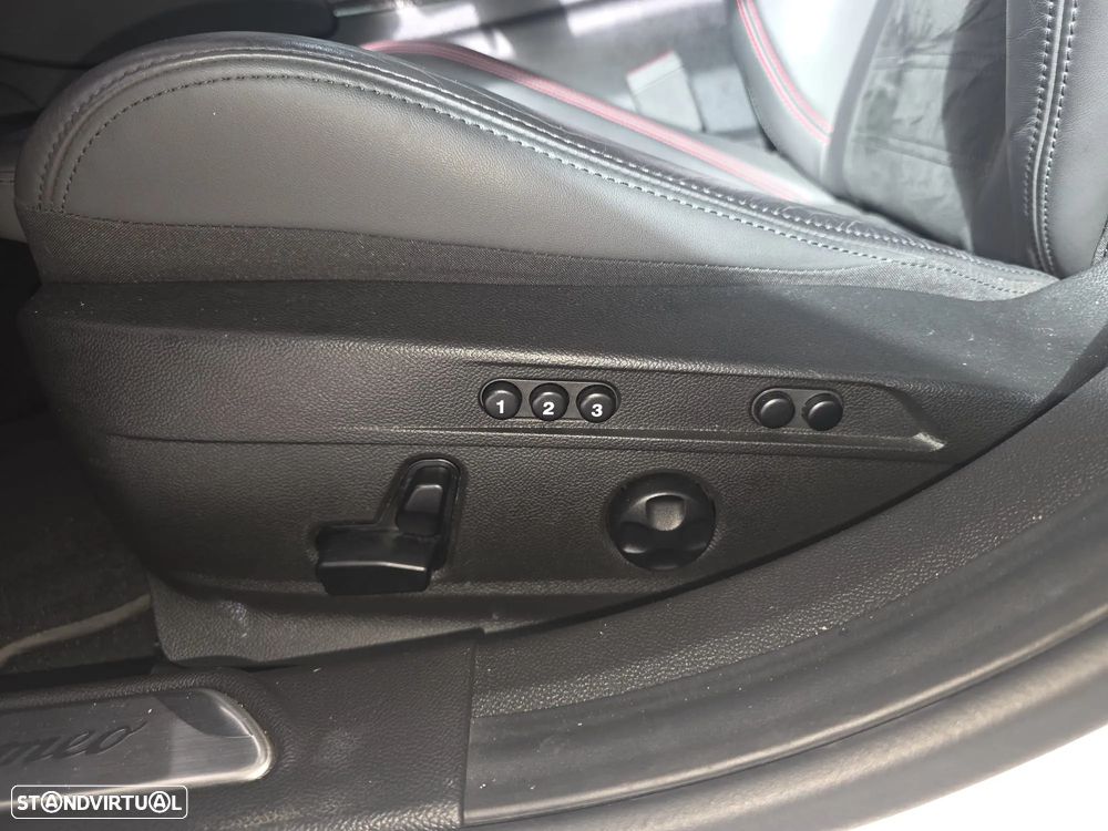 Alfa Romeo Giulia 2.2 D Estrema Q4 AT8 - 33
