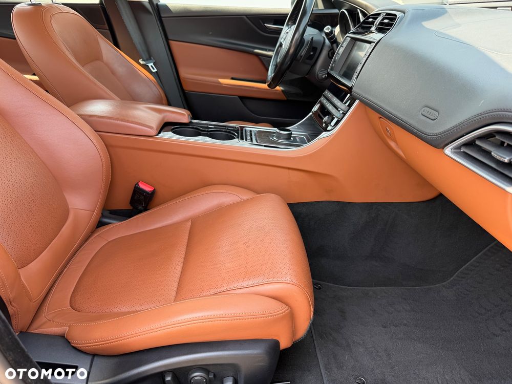 Jaguar XE 2.0 T Portfolio - 33