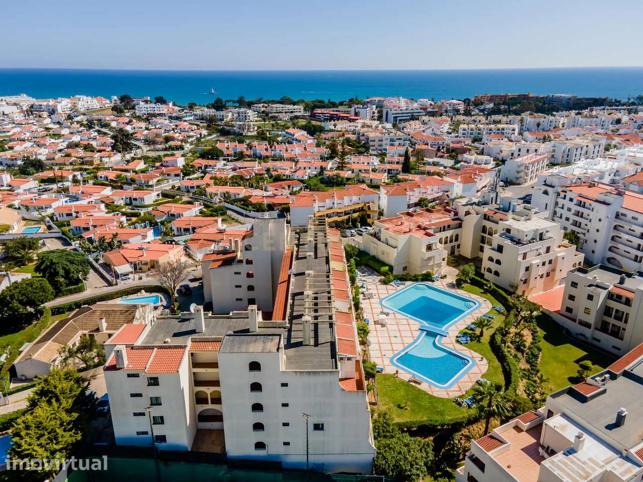 Apartamento T1 com piscina, elevador, jardim a  900 metros da praia. - Grande imagem: 3/26