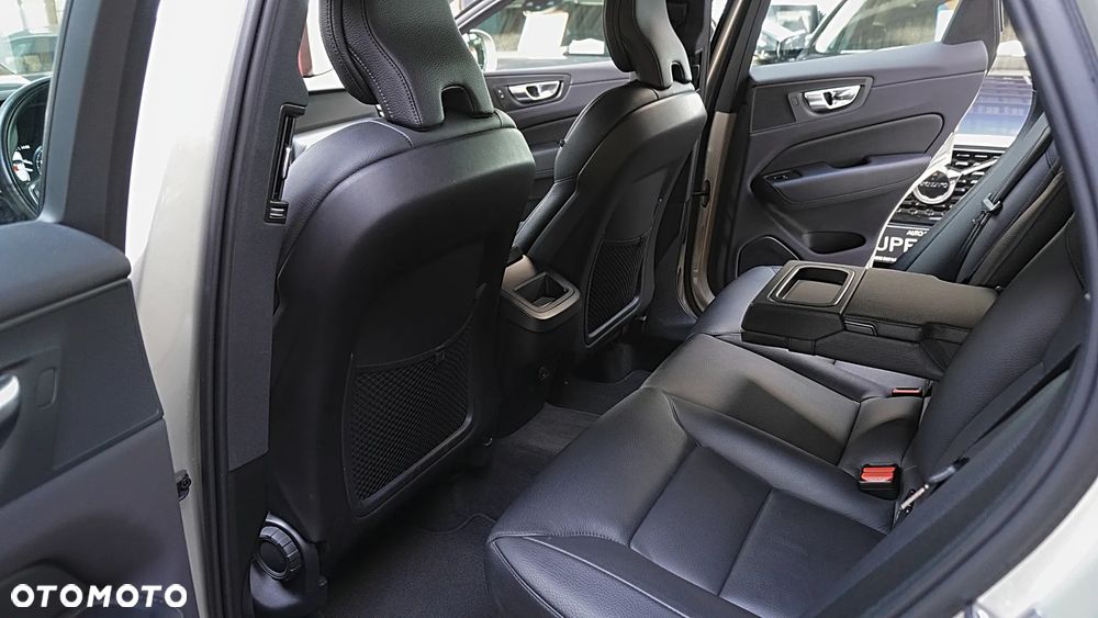 Volvo XC 60 T4 Momentum Pro - 18