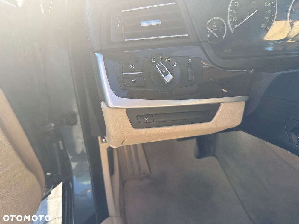 BMW Seria 5 525d xDrive Sport-Aut - 34
