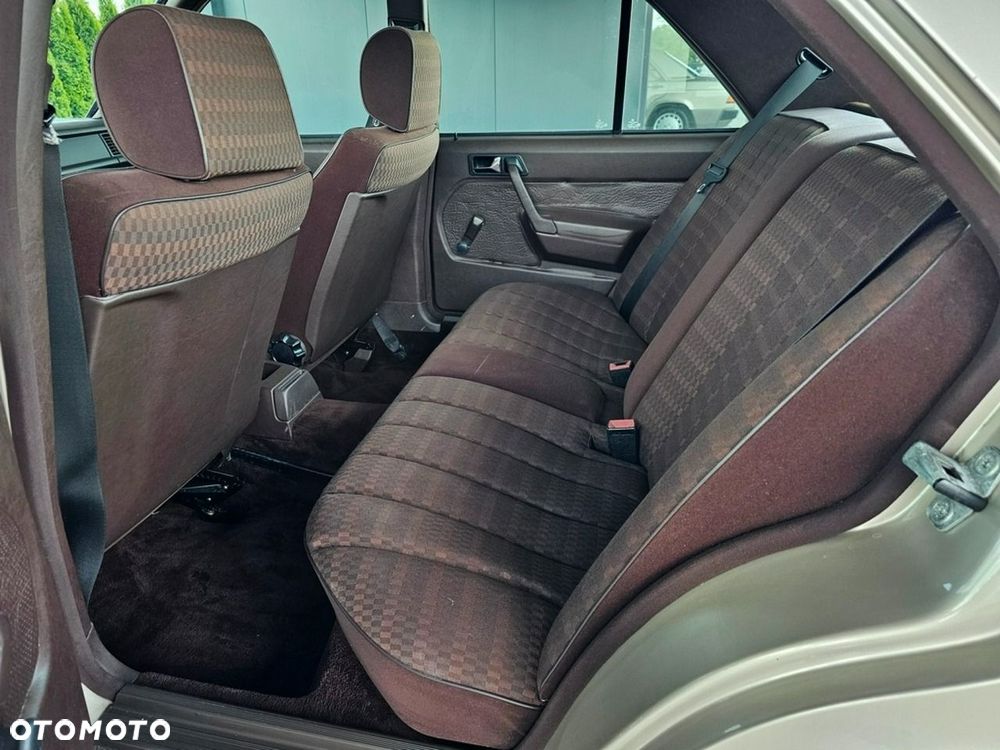 Mercedes-Benz W201 (190) - 25
