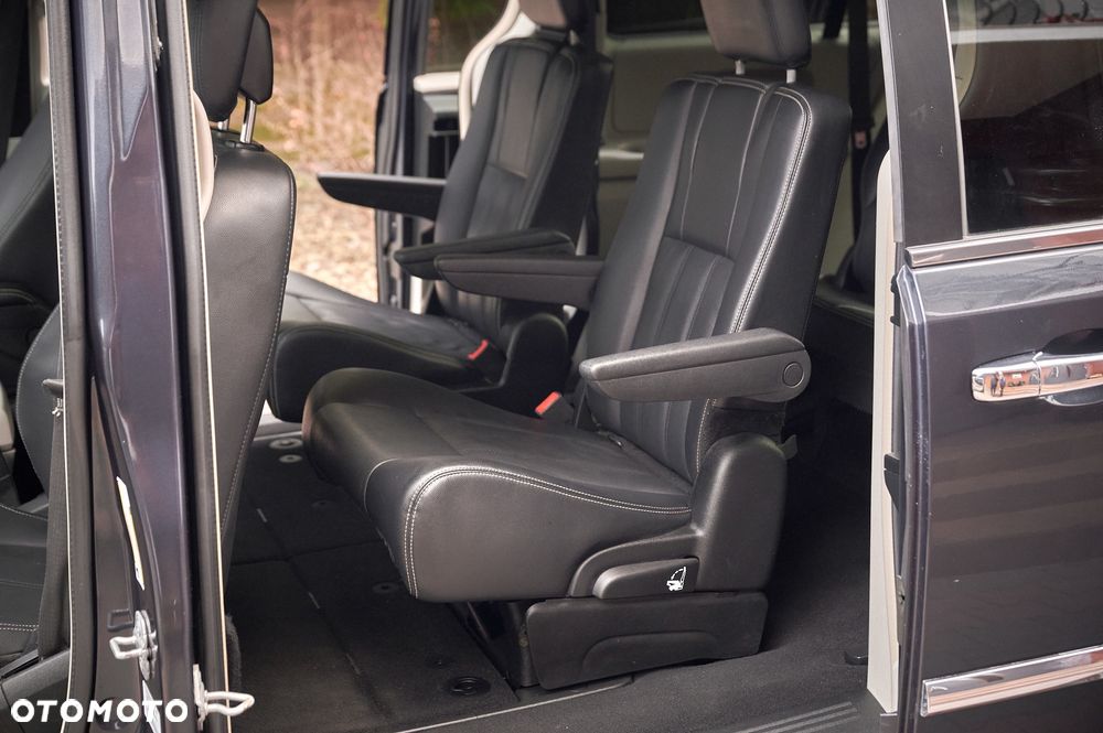 Chrysler Town & Country 3.6 Limited - 26