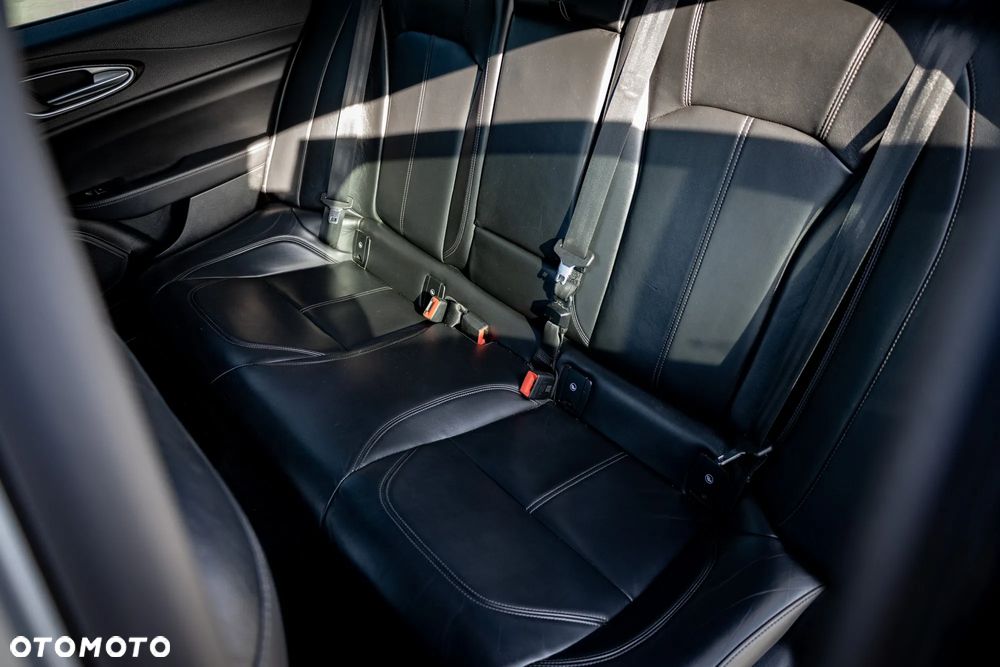 Alfa Romeo Giulia 2.0 Turbo 16V AT8-Q4 Ti - 15