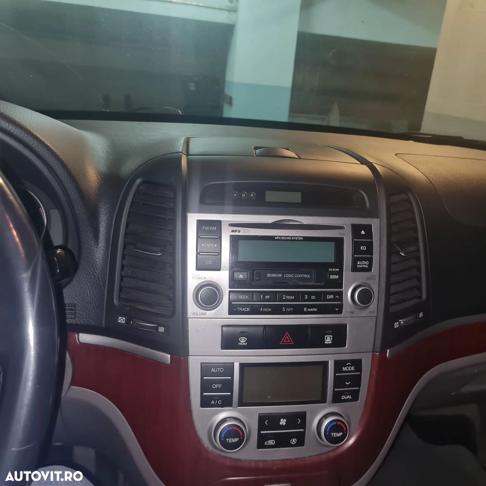 Hyundai Santa Fe 2.2 DSL VGT 5 SEATS 2WD MT CLASSIC - 12
