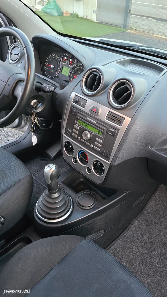 Ford Fiesta 1.25 Ghia - 10
