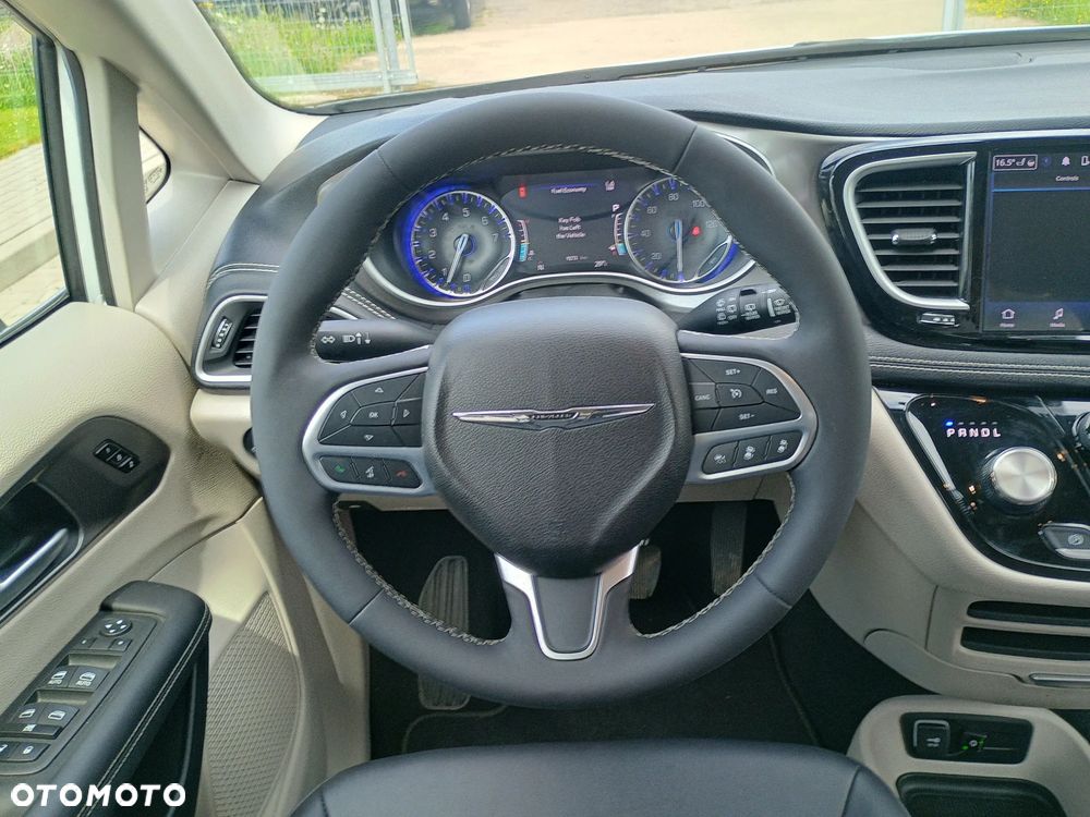 Chrysler Pacifica - 16