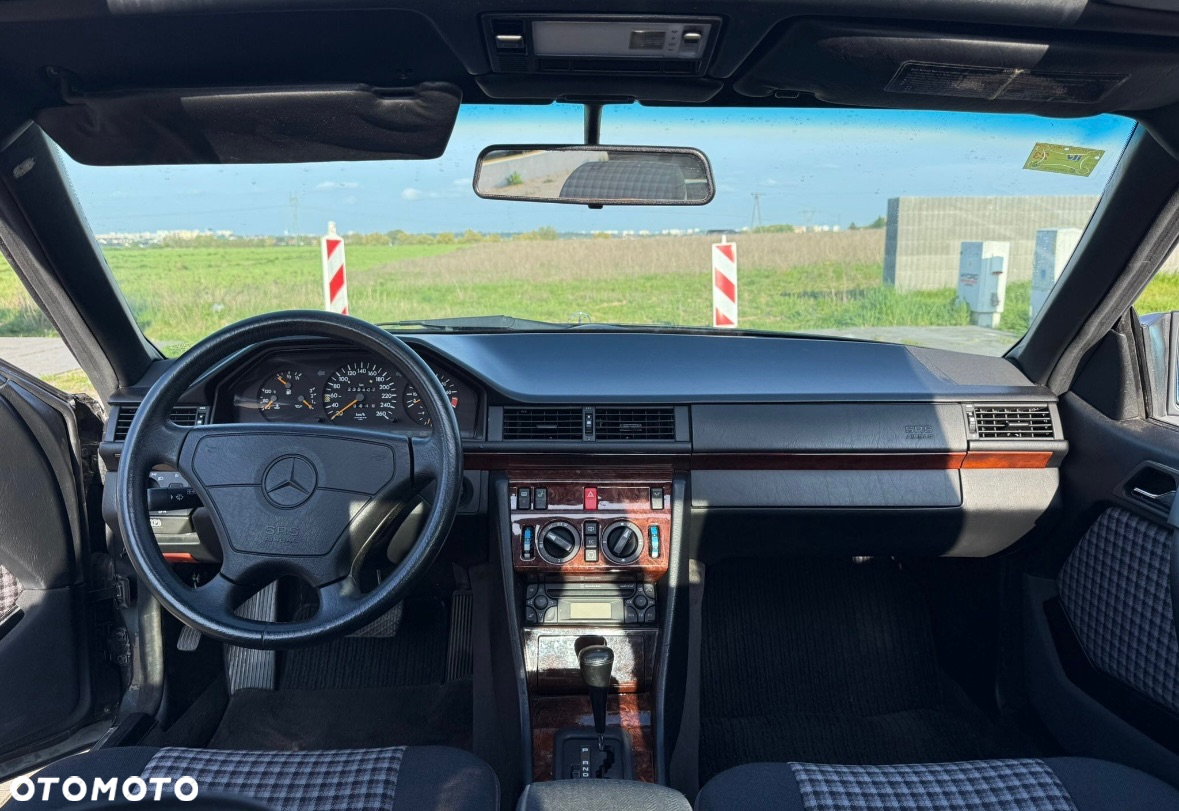 Mercedes-Benz Klasa E 320 - 22