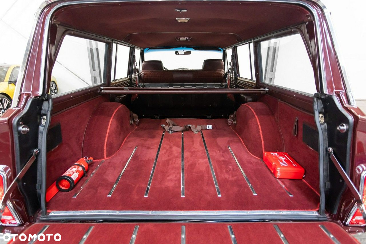 Jeep Wagoneer - 31