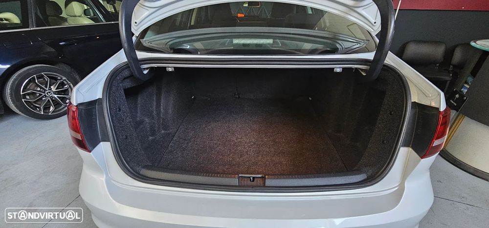 VW Jetta 2.0 TDI Confortline - 38