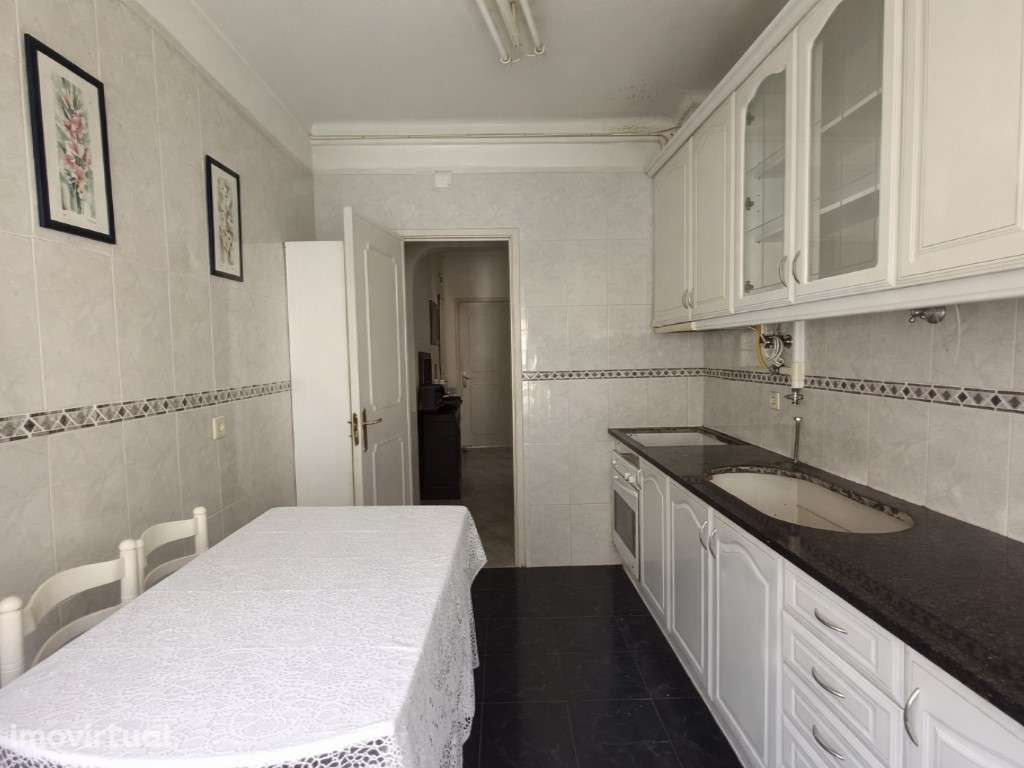 Apartamento T3 com logradouro amplo junto às Portas de Benfica - Grande imagem: 3/30