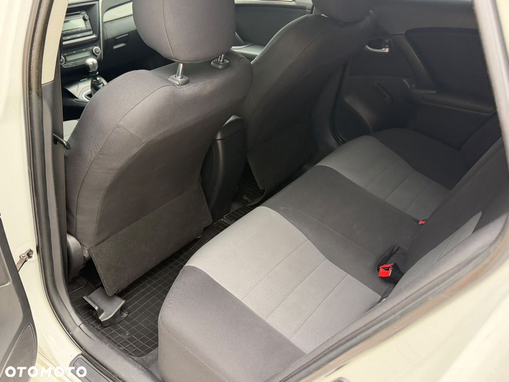 Toyota Avensis 1.8 Active - 11