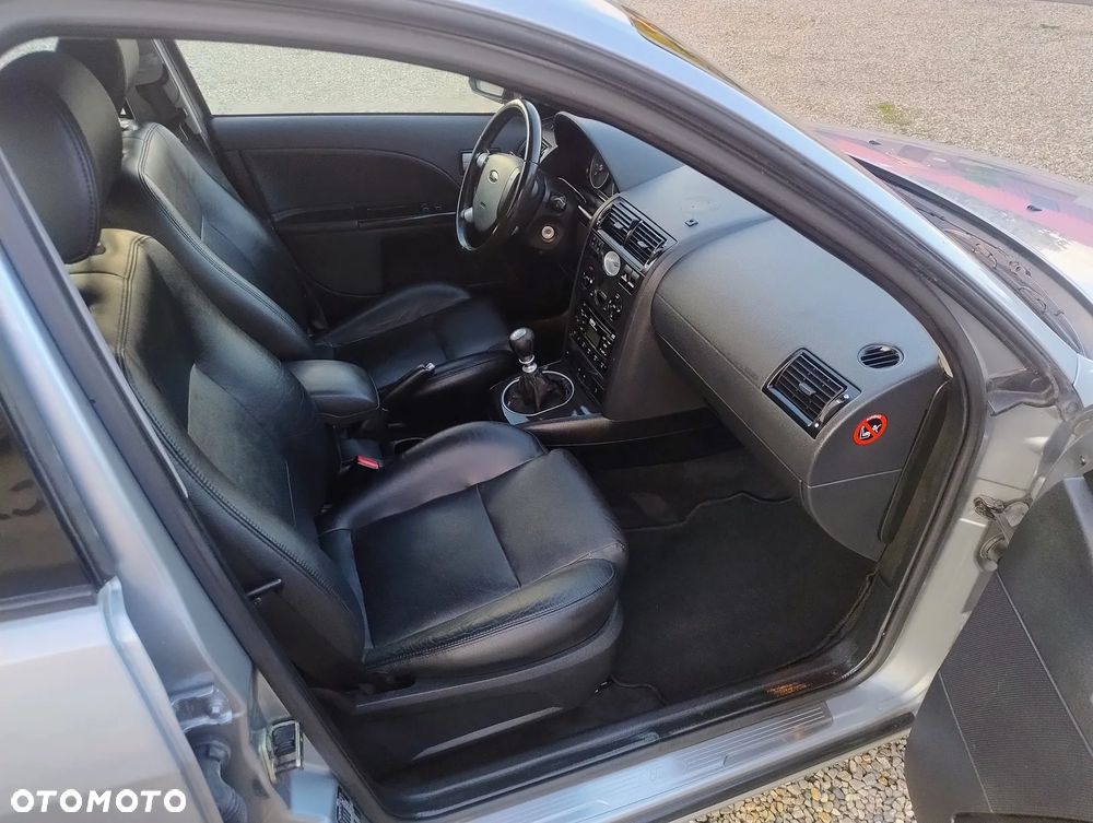 Ford Mondeo 2.0 Ghia - 11