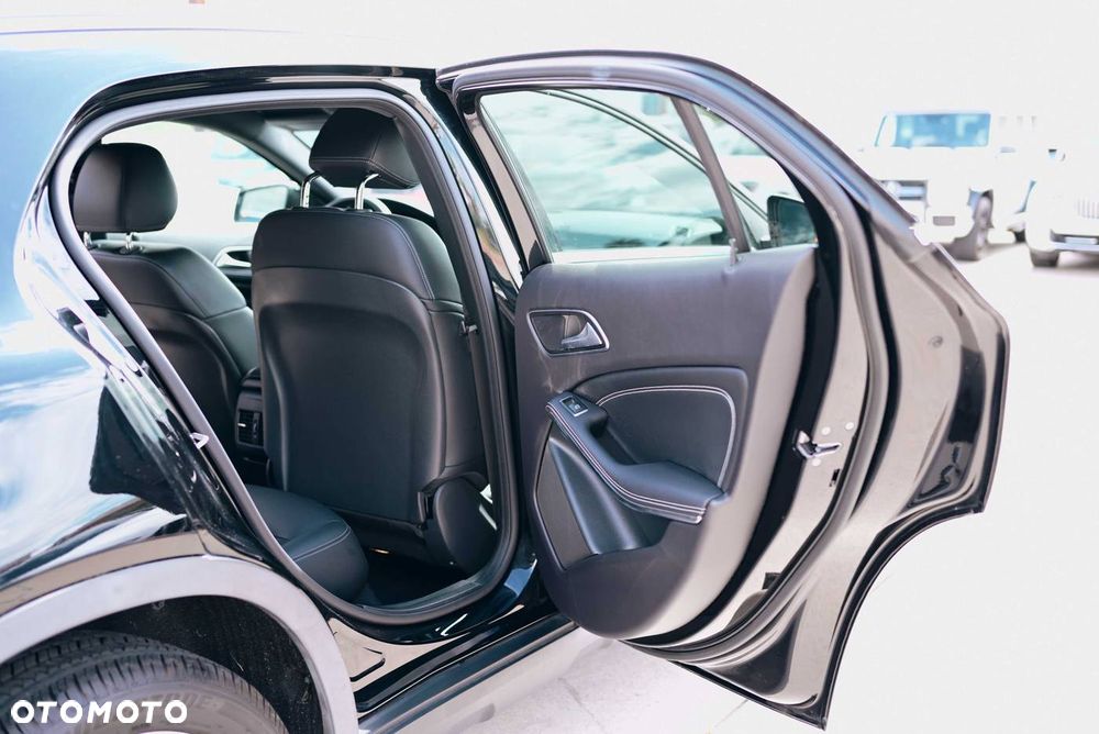 Mercedes-Benz GLA - 12