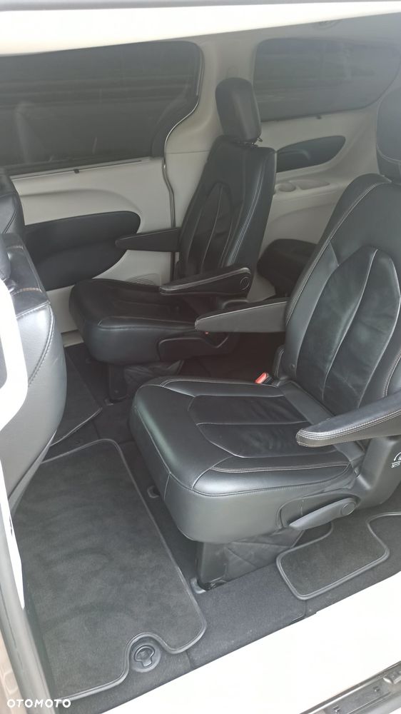 Chrysler Pacifica - 16