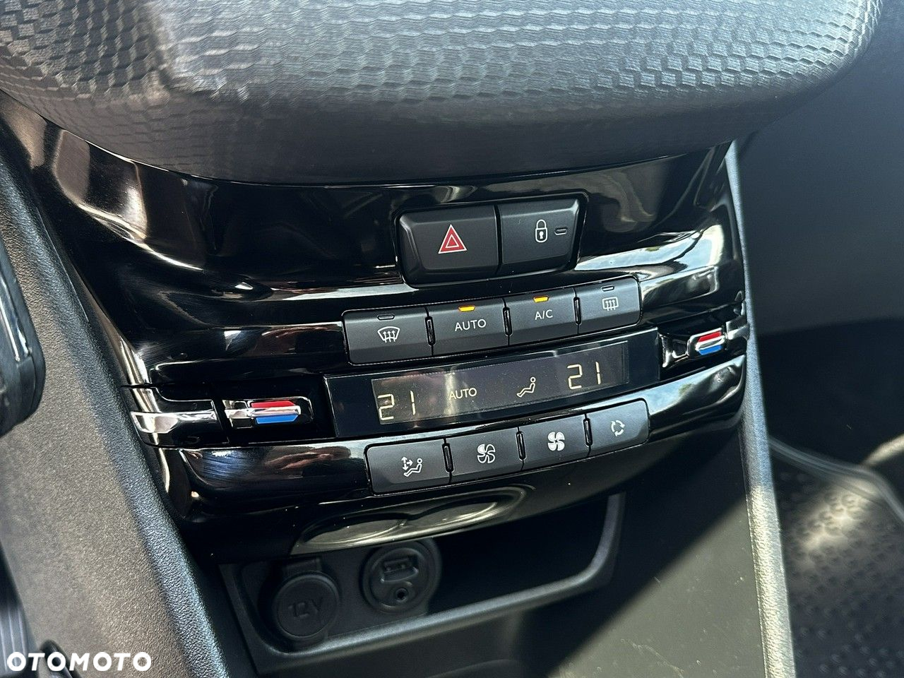 Peugeot 2008 1.2 Pure Tech Allure S&S - 21