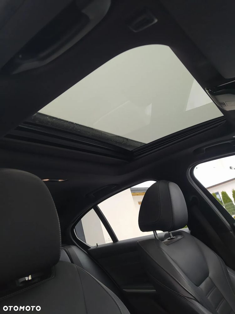 BMW Seria 3 330i Sport Line - 26