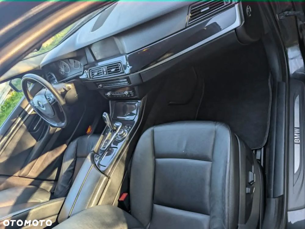 BMW Seria 5 525d xDrive - 12