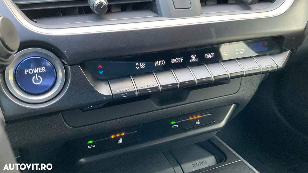 Lexus UX 250h FWD Business - 24