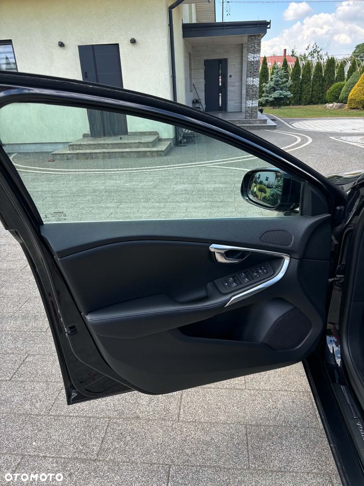 Volvo V40 D2 R Design - 10