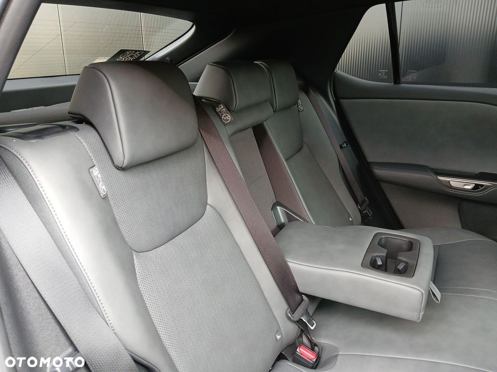 Lexus RZ - 32