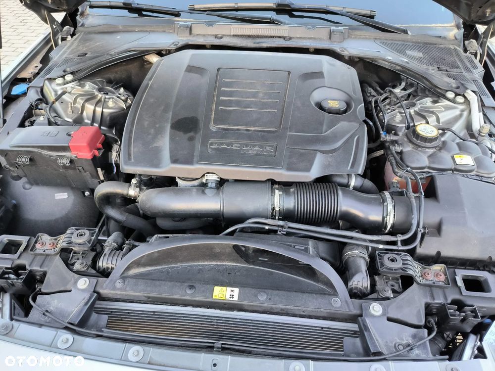 Jaguar XE 2.0 T Prestige - 14