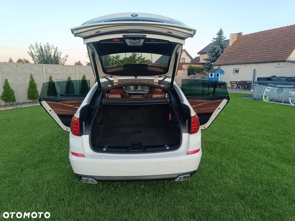BMW Seria 5 550i - 12