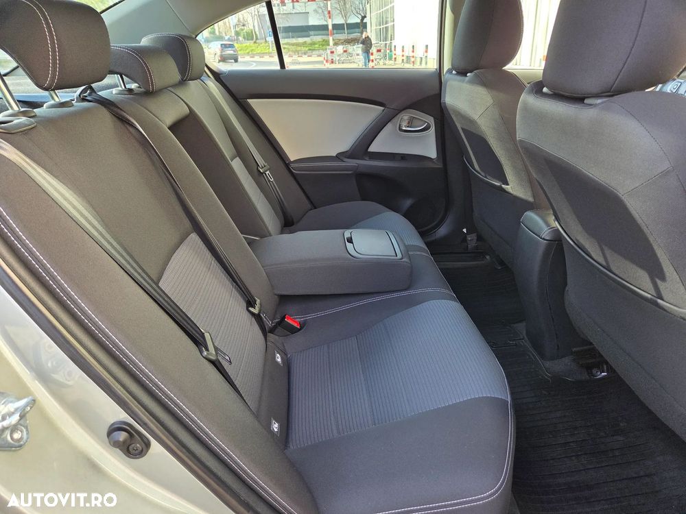 Toyota Avensis 1.8 Multidrive S Executive - 18