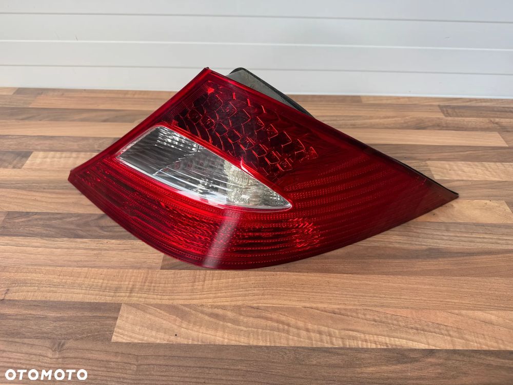 LAMPA TYLNA PRAWA MERCEDES CLS W219 A2198200264 - 7