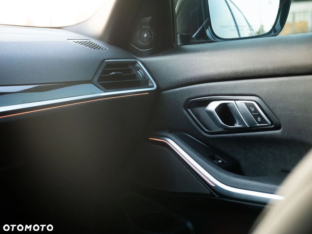 BMW Seria 3 330e M Sport - 14