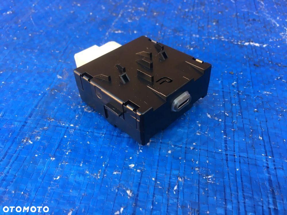 Mercedes W206 C Klasa Gniazdo Port USB A2238201705 - 4