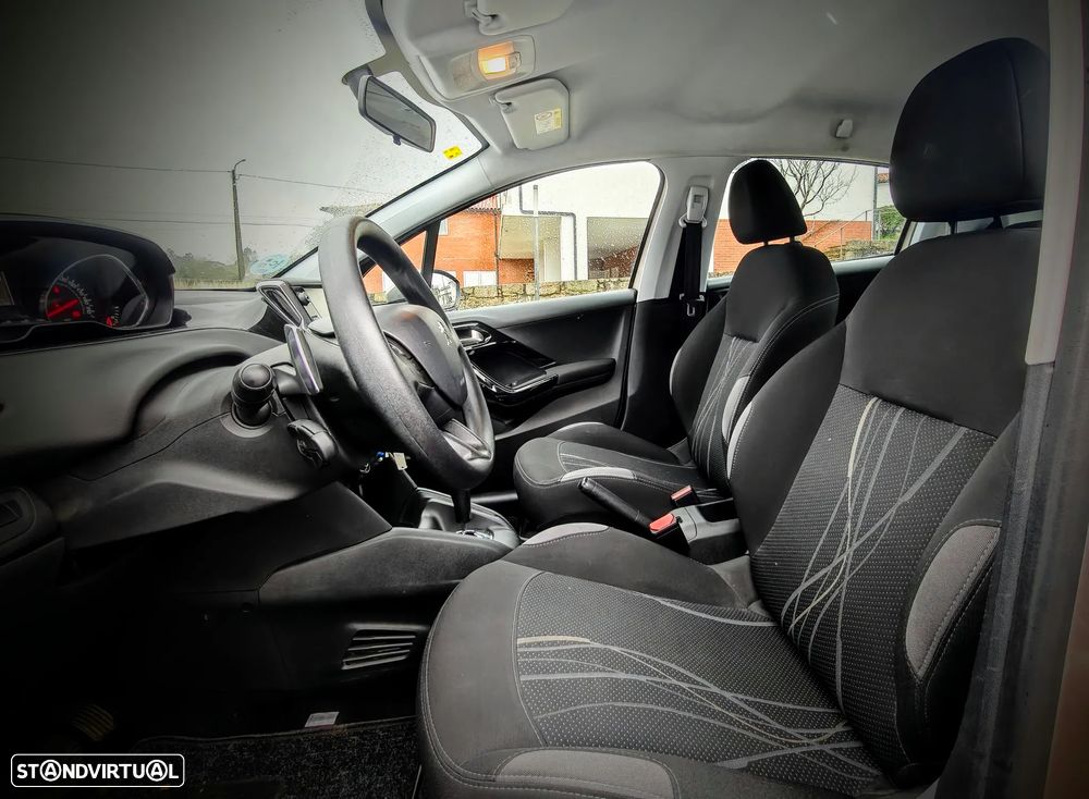 Peugeot 208 1.2 PureTech Signature EAT6 - 5