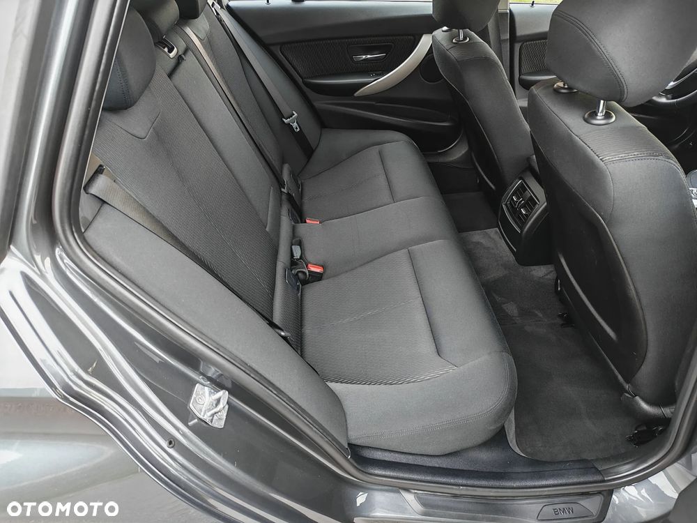 BMW Seria 3 320d - 29
